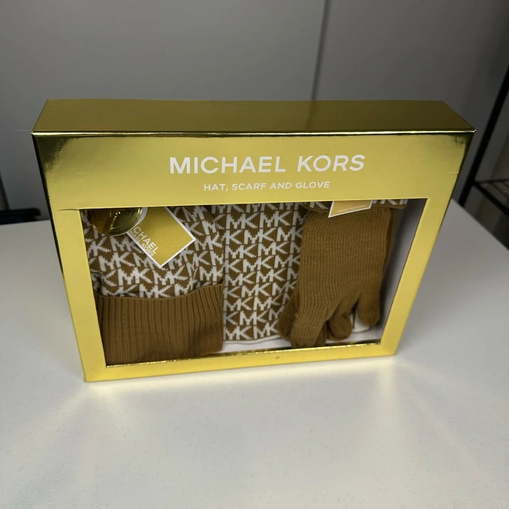 NWT Authentic Michael Kors Knit 3 Pieces  Set Hat Scarf Gloves Dark Camel $148